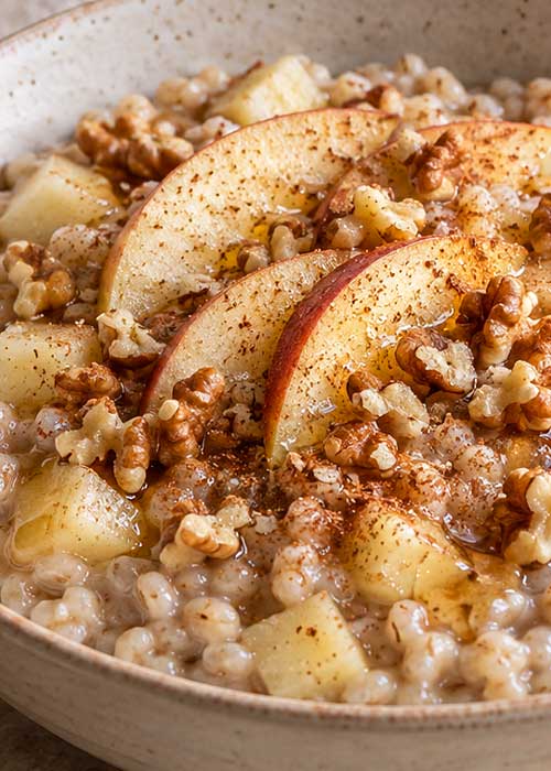 Porridge di orzo, mela, noci e cannella