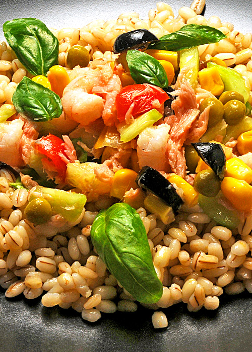 Insalata d'orzo, gamberi e pomodorini