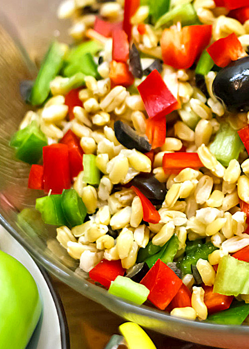 Insalata d'orzo, pomodori e peperoni