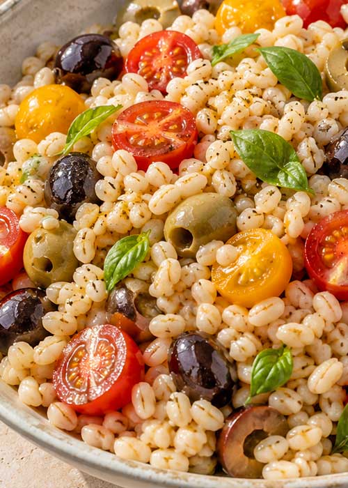 Insalata di orzo, pomodorini e olive