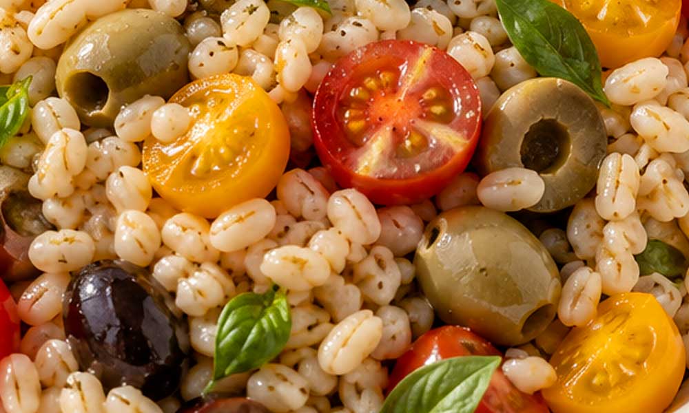 Insalata di orzo, pomodorini e olive