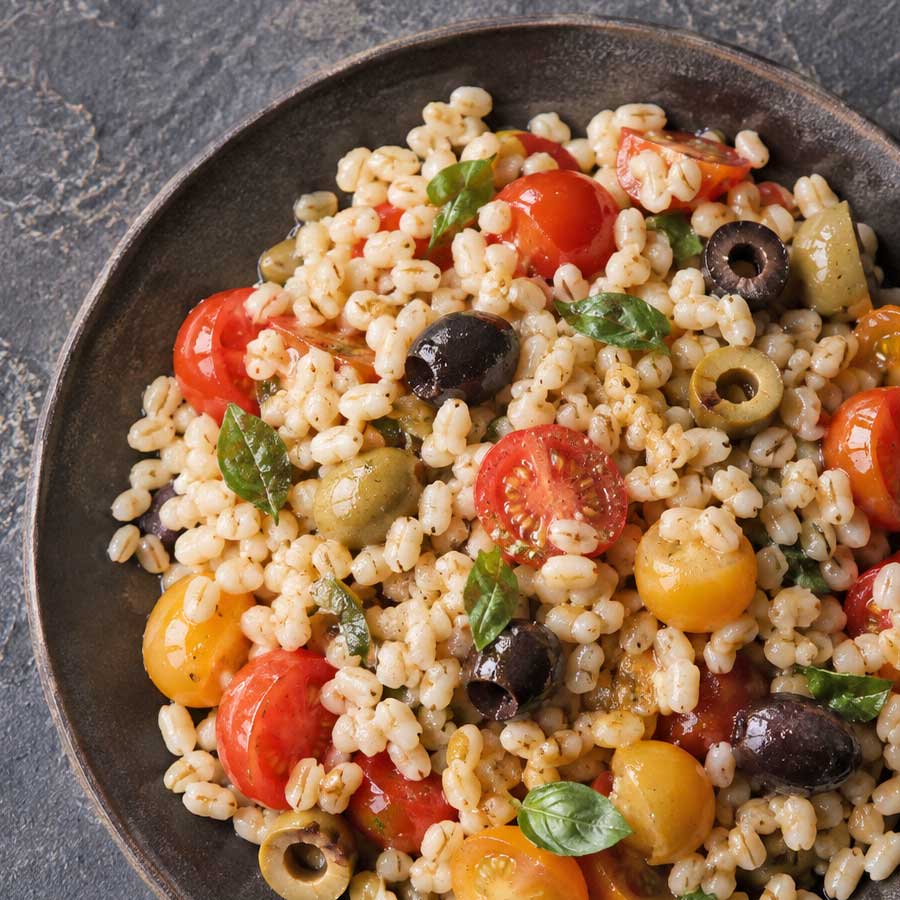 Insalata di orzo, pomodorini e olive