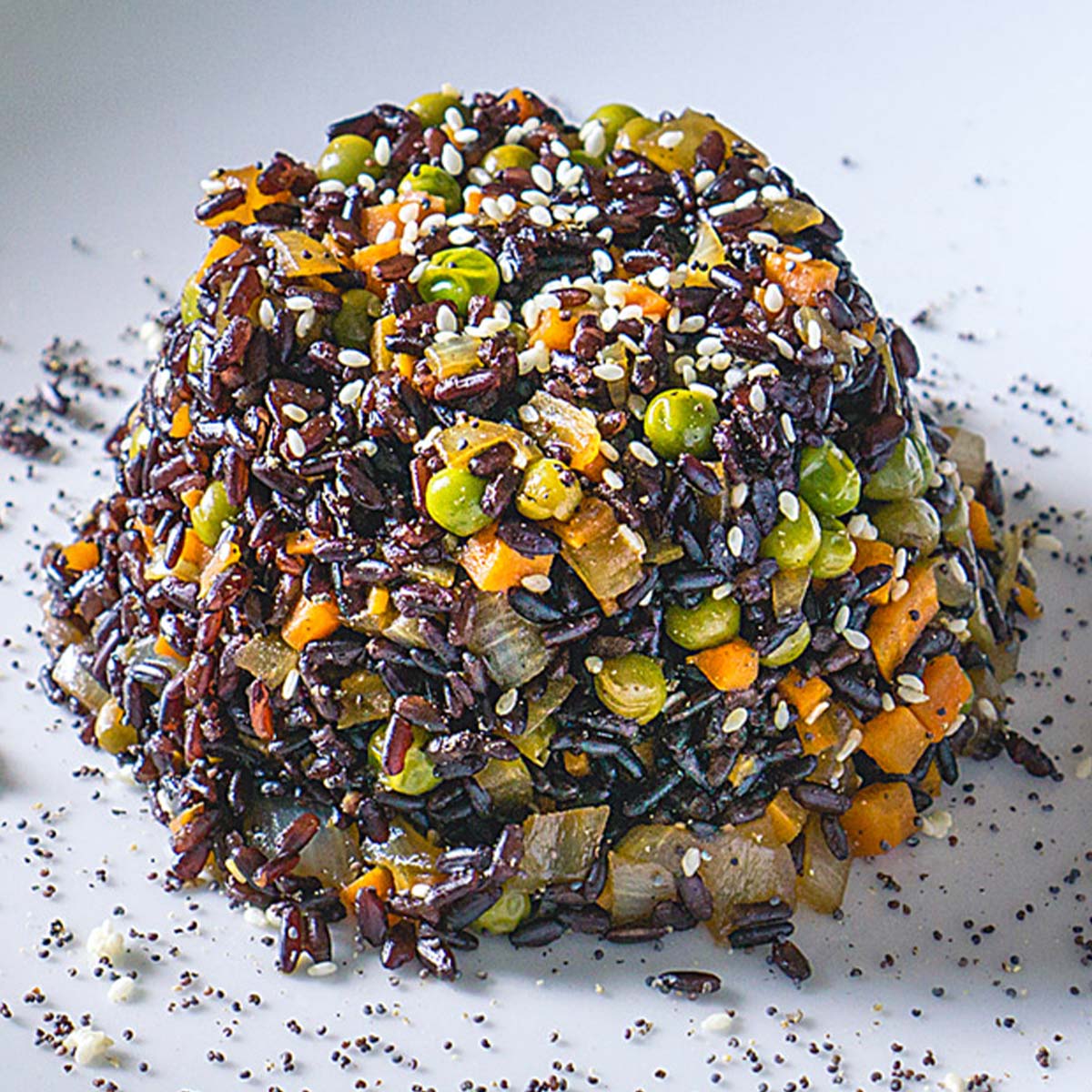 Riso nero con piselli e carote